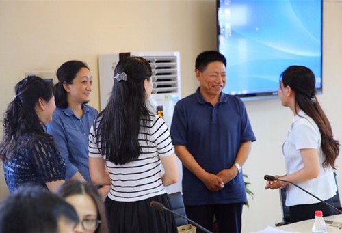 1副校长、校工会主席李家兴会前与参会领导见面