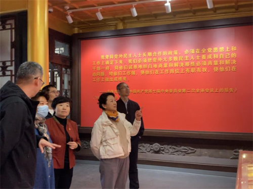 2-毕雁英副院长带领共建支部党员同志们学习参观展览